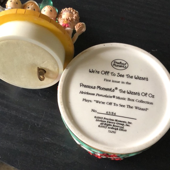 Precious Moments The Wizard of Oz music box (small chip on top) - Picture 3 of 5